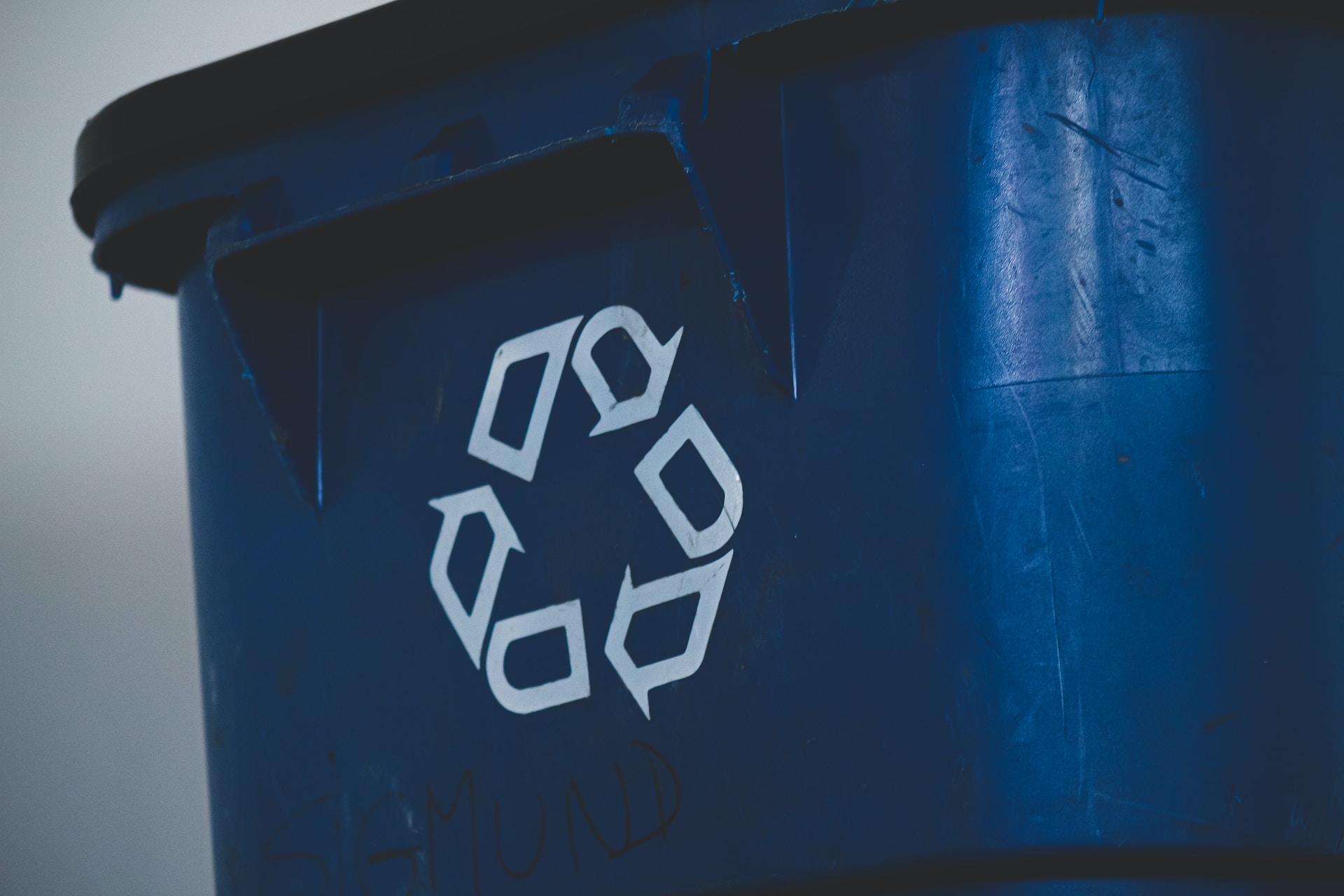 Recycling waste bin